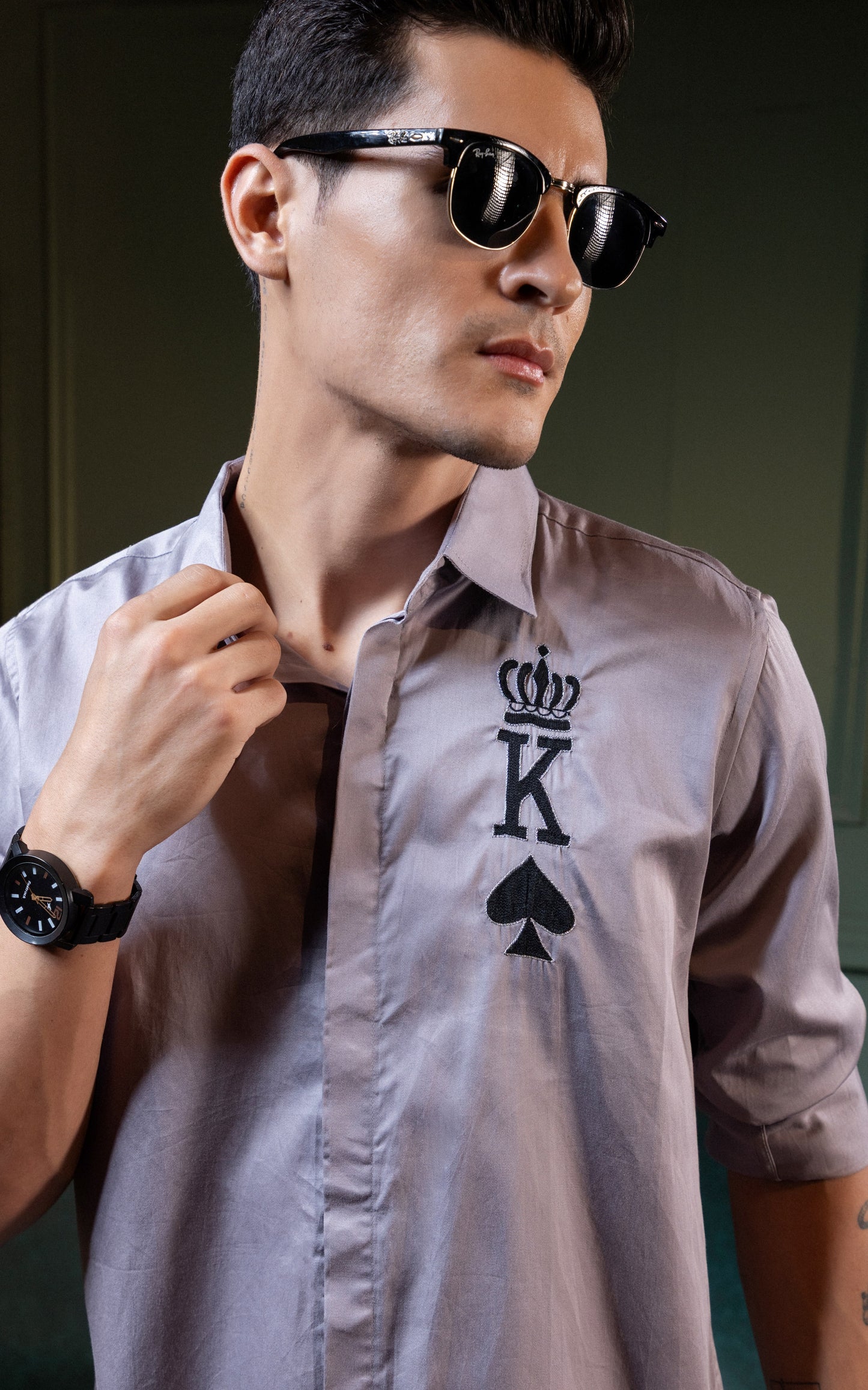 KING OF SPADED EMBROIDERED ON A GRAY SHIRT