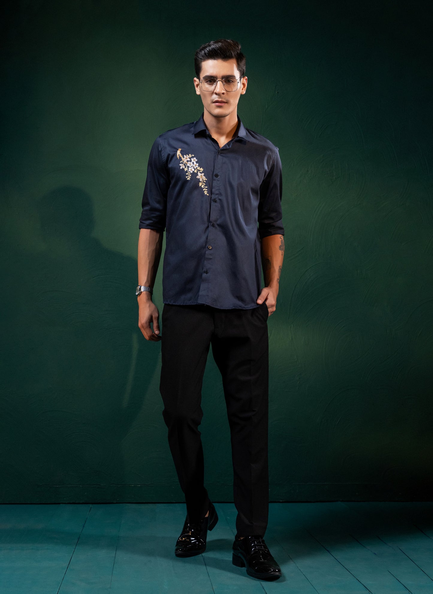 "BUNCH OF FLOWERS" EMBROIDERED ON A NAVY SHIRT