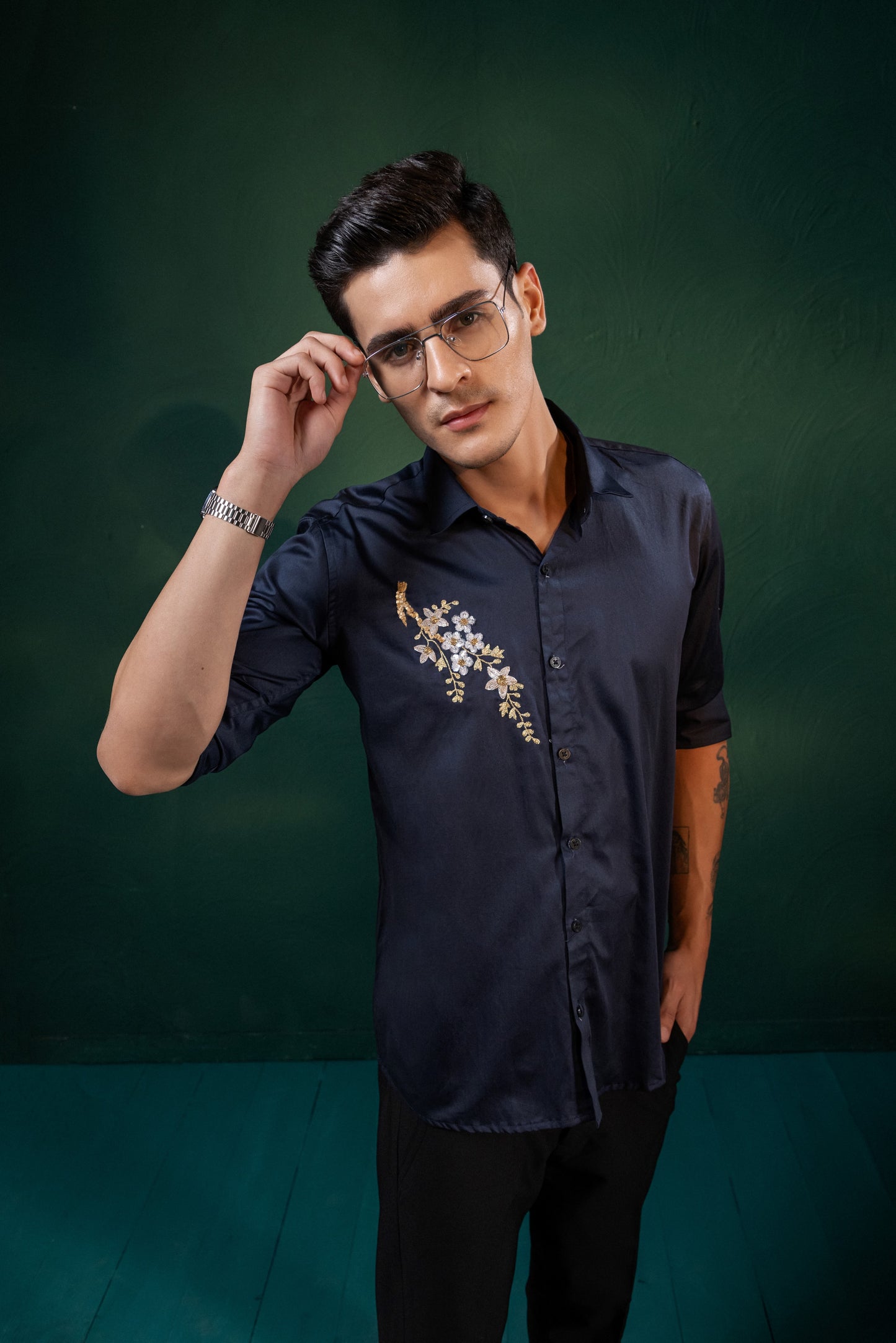 "BUNCH OF FLOWERS" EMBROIDERED ON A NAVY SHIRT