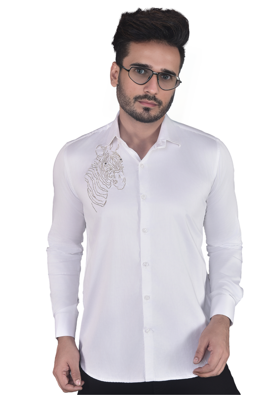 GIRAFFE EMBROIDERED ON A WHITE SHIRT