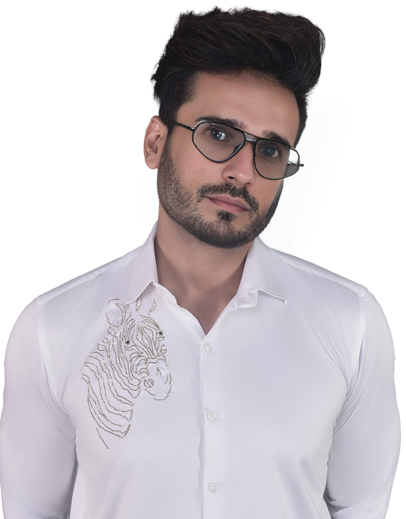 GIRAFFE EMBROIDERED ON A WHITE SHIRT