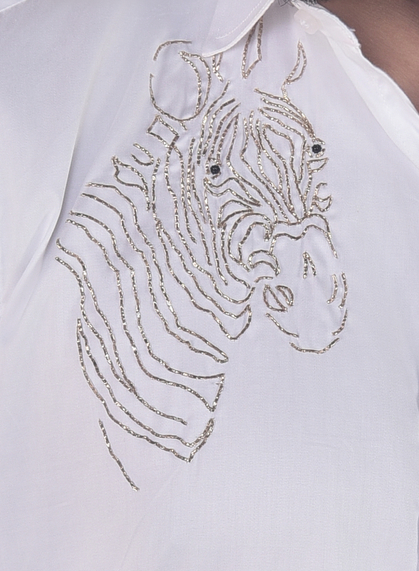 GIRAFFE EMBROIDERED ON A WHITE SHIRT