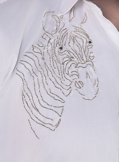 GIRAFFE EMBROIDERED ON A WHITE SHIRT