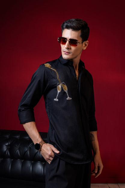 GLASSES AND DRINKS HAND EMBROIDERED ON A SHIRT