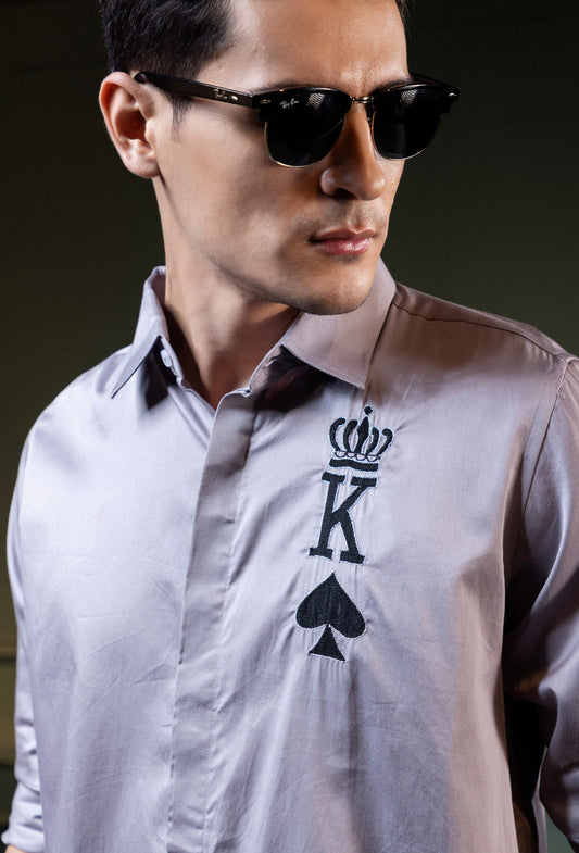 KING OF SPADED EMBROIDERED ON A GRAY SHIRT